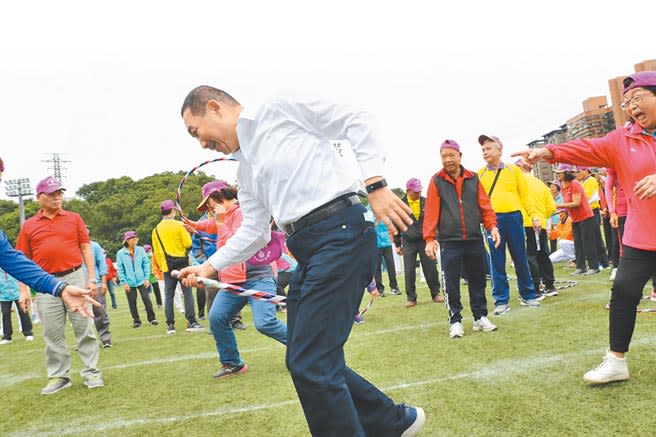 新北市長青運動會8日於中和區錦和運動公園登場，市長侯友宜（中）與長者們一起趣味競賽。（葉書宏攝）