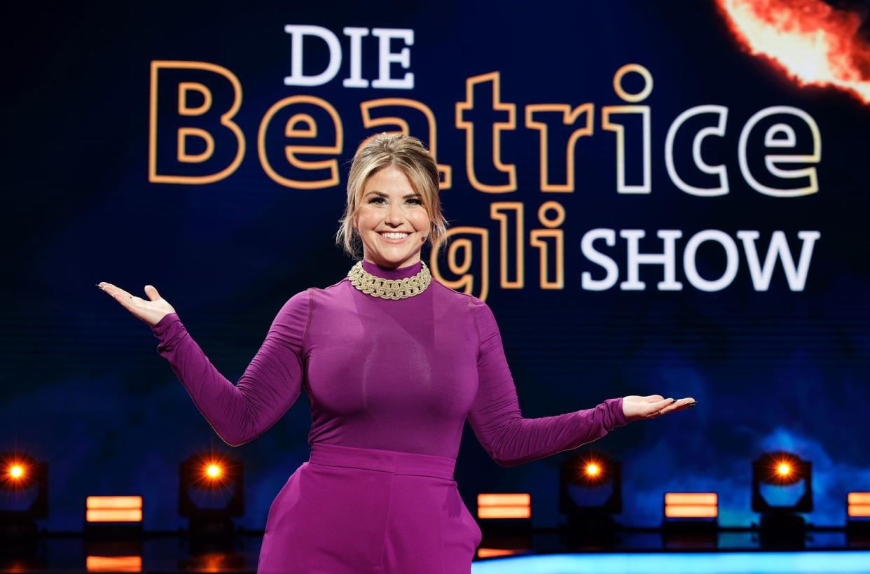 Schöne "Bestätigung" für Moderatorin und Macher der "Beatrice Egli Show": Die Schlagersendung läuft im April erstmals im Ersten. (Bild: SWR/Manfred H. Vogel)