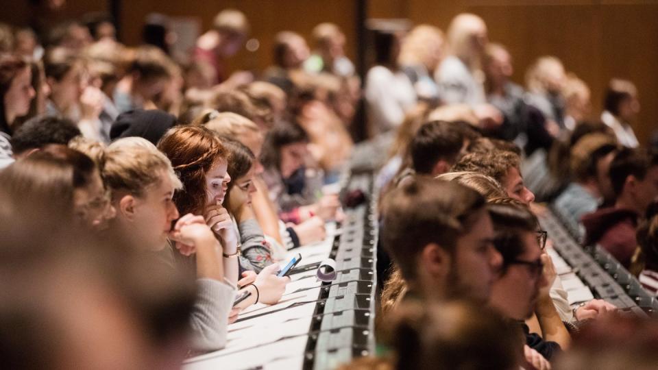 Laut dem Statistischen Bundesamt sind zum Wintersemester 2019/20 897.300 Studenten an den Universitäten und Fachhochschulen eingeschrieben.