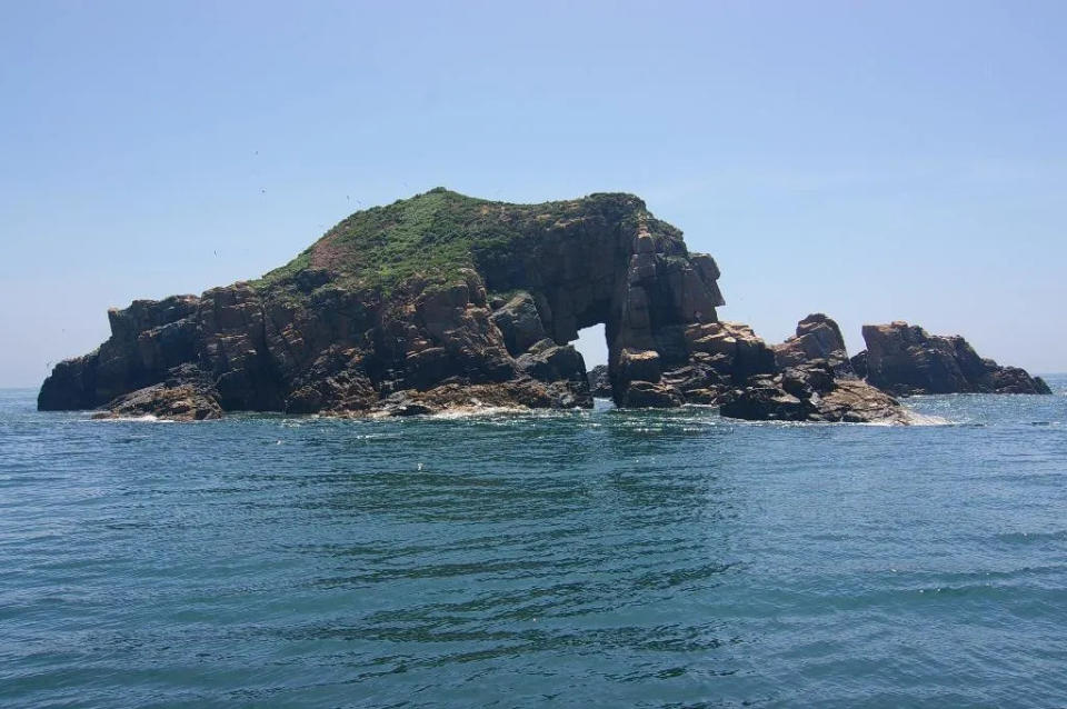<strong>馬祖北竿的三連嶼是一座火成岩的海蝕拱門，身形巨大神似非洲象。（圖／翻攝自馬祖國家風景區觀光資訊官網）</strong>