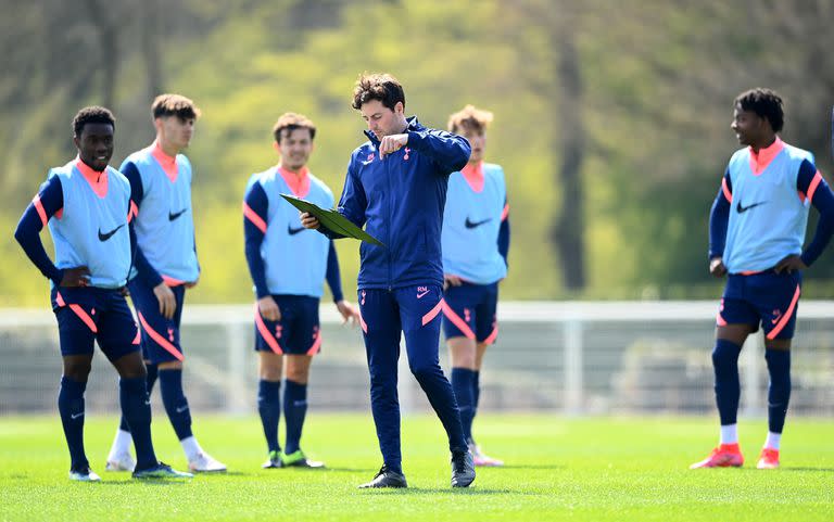 Ryan Mason, entrenador interino del Tottenham da instrucciones a su equipo durante un entrenamiento