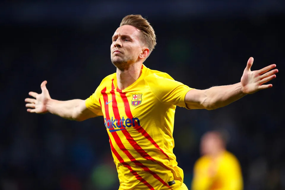 BARCELONA, SPAIN - FEBRUARY 13: Luuk de Jong of FC Barcelona celebrates scoring his side&#39;s 2nd goal during the LaLiga Santander match between RCD Espanyol and FC Barcelona at RCDE Stadium on February 13, 2022 in Barcelona, Spain. (Photo by Eric Alonso/Getty Images)