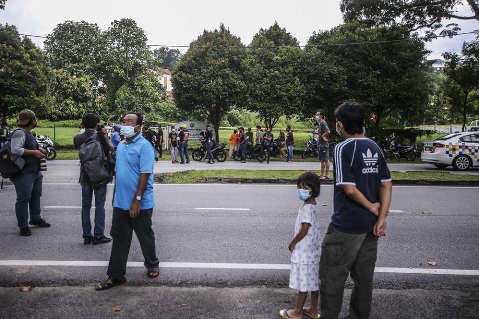 Curious onlookers at the scene where a helicopter crashed in Melawati on November 8, 2020. — Picture by Hari Anggara