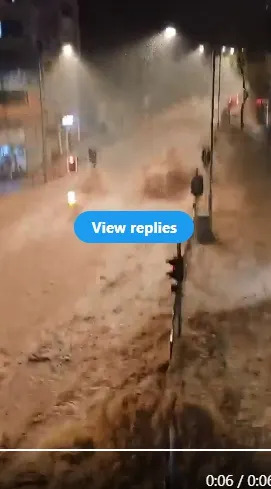 香港暴雨，加上深圳突然洩洪，香港街道慘變滾滾洪流。   圖 : 影片截圖
