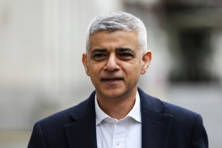 El alcalde de Londres, Sadiq Khan, reacciona durante el lanzamiento de una nueva campaña de carteles, en el centro de Londres, el 25 de marzo de 2024, antes de las elecciones a la alcaldía de Londres (Daniel LEAL)