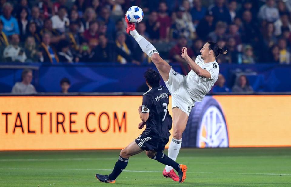 Zlatan Ibrahimovic controla un balón sobre Michael Parkhurts del Atlanta United (Foto:AFP PHOTO / FREDERIC J. BROWNFREDERIC J. BROWN/AFP/Getty Images)