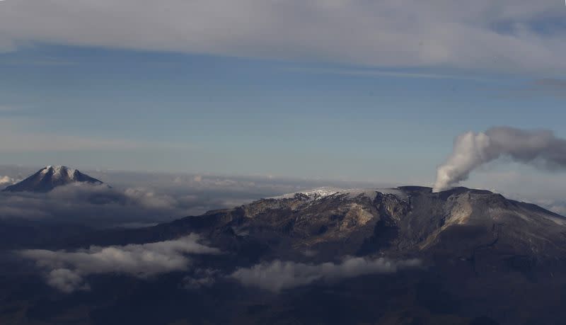 Foto de archivo. Una vista aérea del volcán Nevado del Ruiz ubicado en límites de los departamentos de Tolima y Caldas
