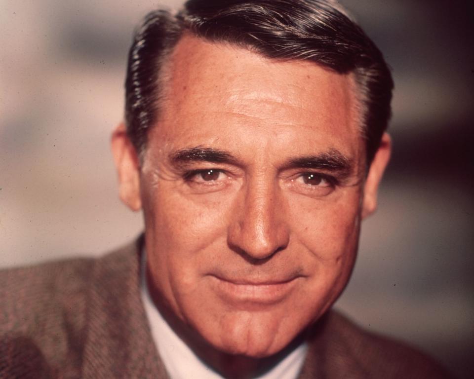 In den Jahren darauf setzte Hitchcock - etwa für "Der unsichtbare Dritte" - dann auf einen anderen Briten: Cary Grant, der mit seinem Charme, seinem komödiantischen Timing und seinem eleganten Auftreten einen eigenen Rollentyp kreierte. Seinen Ehrenoscar überreichte ihm sein Freund Frank Sinatra 1970 unter anderem auch für das Verdienst "Cary Grant zu sein". (Bild: Keystone/Getty Images)