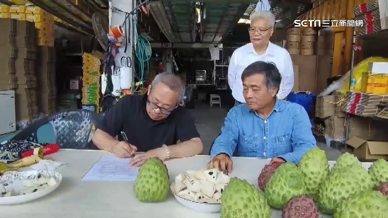 岡本俊一郎（左一）看中釋迦的潛在市場，來台簽下合作備忘錄預計採購1000櫃。