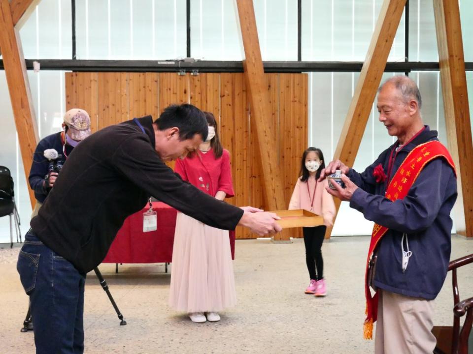 始業式上由學員陳順添(左)代表奉茶拜師，感謝司阜無私教導。（記者彭新茹攝）