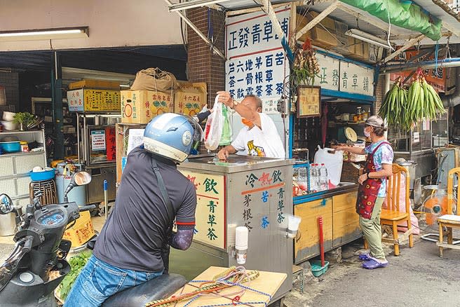 行政院將發放五倍券給民眾，加碼數位券優惠，並考慮針對小商家發行小面額券，增加使用便利性，讓獨立商家也能受惠。20日民眾在路邊的傳統飲料攤商買飲料，一但政府如果落實對小商家發行小面額消費券，將有利振興小攤商的經濟。（鄧博仁攝）