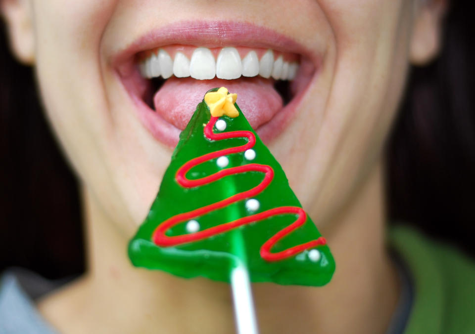 El banquete navideño podría ser tan tentador que haría que descuidaras tu salud oral por completo. Foto: AnthonyRosenberg/Getty Images