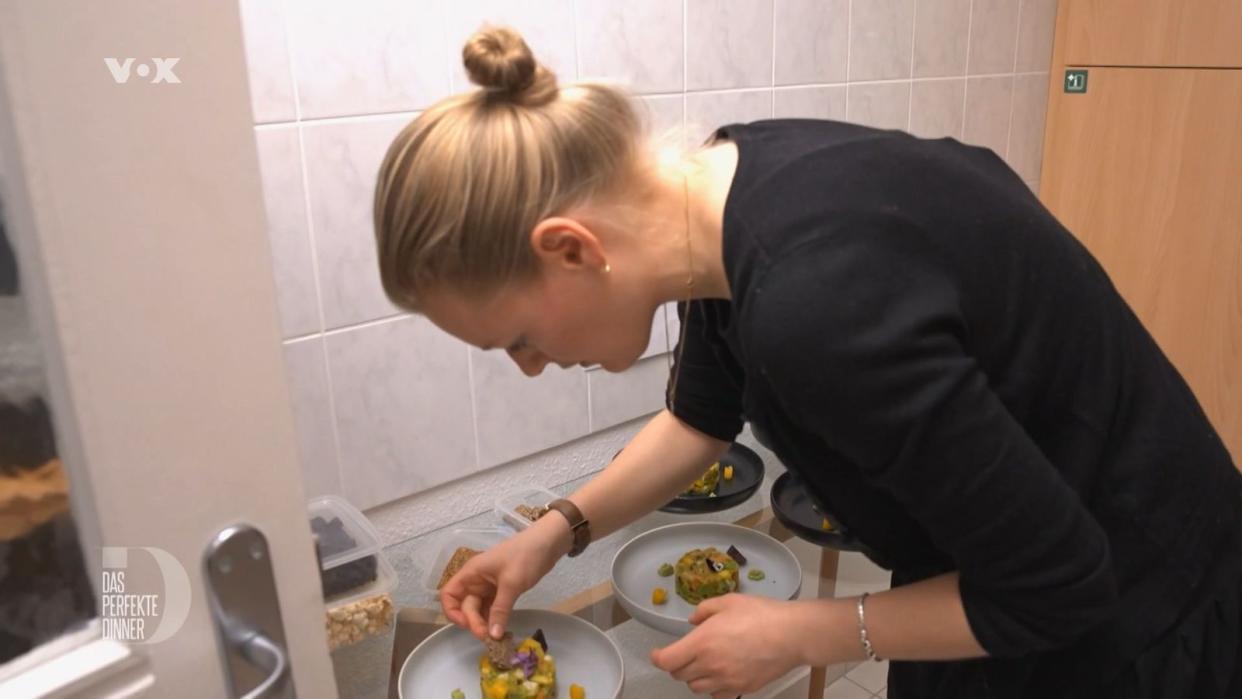 Akribisch dekoriert Alexandra ihre Ceviche mit Mango, Avocado und Süßkartoffel.
 (Bild: RTL)