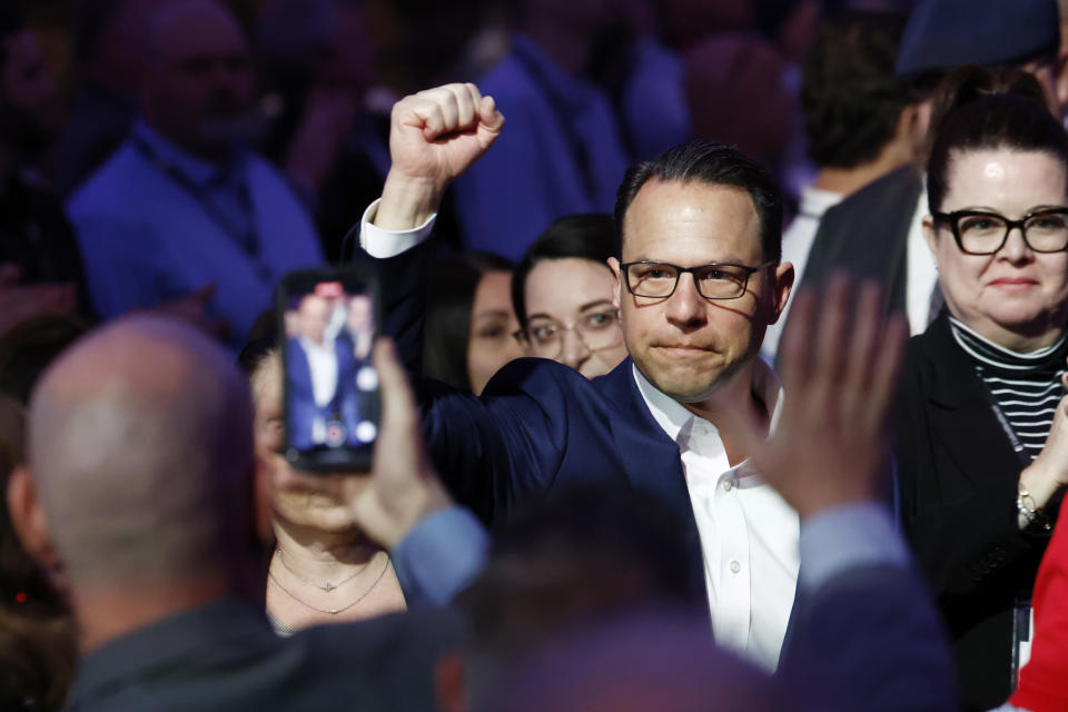 WASHINGTON, DC - 24 DE ABRIL: El gobernador de Pensilvania, Josh Shapiro, llega para pronunciar un discurso en la Conferencia Legislativa 2024 de los Sindicatos de la Construcción de América del Norte (NABTU) en el Washington Hilton el 24 de abril de 2024 en Washington, DC. Durante la conferencia, los líderes de NABTU anunciarán oficialmente su apoyo al presidente de los Estados Unidos, Joe Biden. (Foto de Anna Moneymaker/Getty Images)