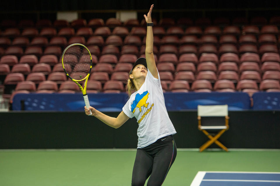 La ucraniana Katarina Zavatska practica en el Harrah's Cherokee Center antes de la Copa Billie Jean King el 12 de abril de 2022.