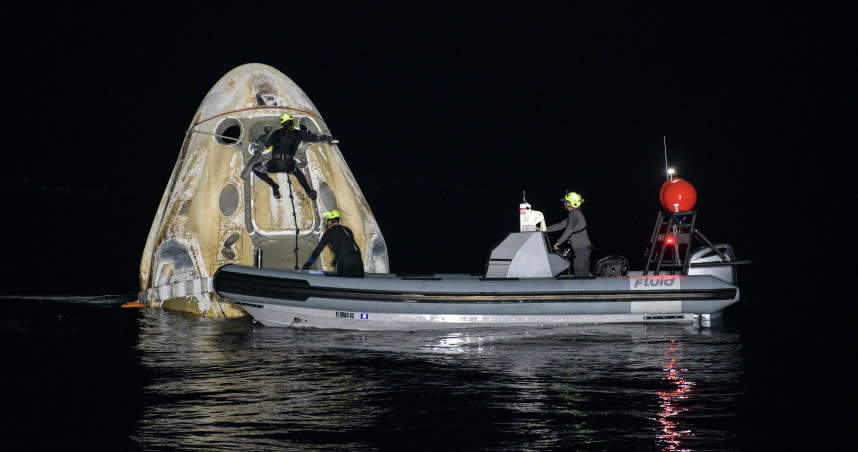 SpaceX的天龍號太空船於2日凌晨降落在墨西哥灣海面上。（圖／達志／美聯社）