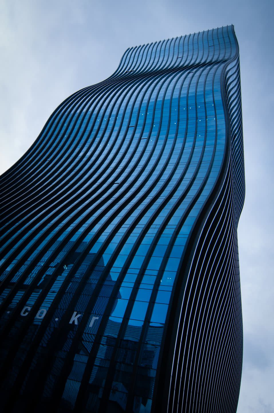 <p>No need to adjust your computer screen. This 427-foot, 24-story skyscraper in Seoul, South Korea, is in fact very wavy.</p><p>Photo: Flickr/<a href="https://www.flickr.com/photos/lievenvm/8165012121/" rel="nofollow noopener" target="_blank" data-ylk="slk:Lieven Van Melckebeke;elm:context_link;itc:0;sec:content-canvas" class="link ">Lieven Van Melckebeke</a></p>