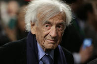 Elie Wiesel Elie Wiesel, écrivain et philosophe américain, est mort samedi 2 juillet. Né en Roumanie, il avait été déporté à l'âge de 15 ans dans le camp d'Auschwitz-Birkenau où il avait perdu ses parents et l'une de ses sœurs. Il racontera sa déportation dans “La Nuit”, resté sur la liste des meilleurs ventes du New York Times pendant neuf semaines d'affilée. Un record inégalé pour un livre “non-fictif”. Militant des droits de l'Homme, il avait reçu le Prix Nobel de la paix en 1986. Elie Wiesel, qui avait obtenu la nationalité américaine en 1968, avait 87 ans.