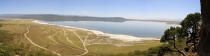 Lago Nakuru, Kenia: el agua azul, praderas y laderas rocosas son los ingredientes de una buena foto, pero tampoco es lo que diferencia a este lago, ubicado en el centro de Kenia. La verdadera atracción aquí es la masa de color rosa en los bordes de Nakuru. Los flamingos son una de las pocas especies que pueden soportar las condiciones hostiles del lago. (Texto: El Universal. Foto: Wikimedia Commons/Brian-Rutere)