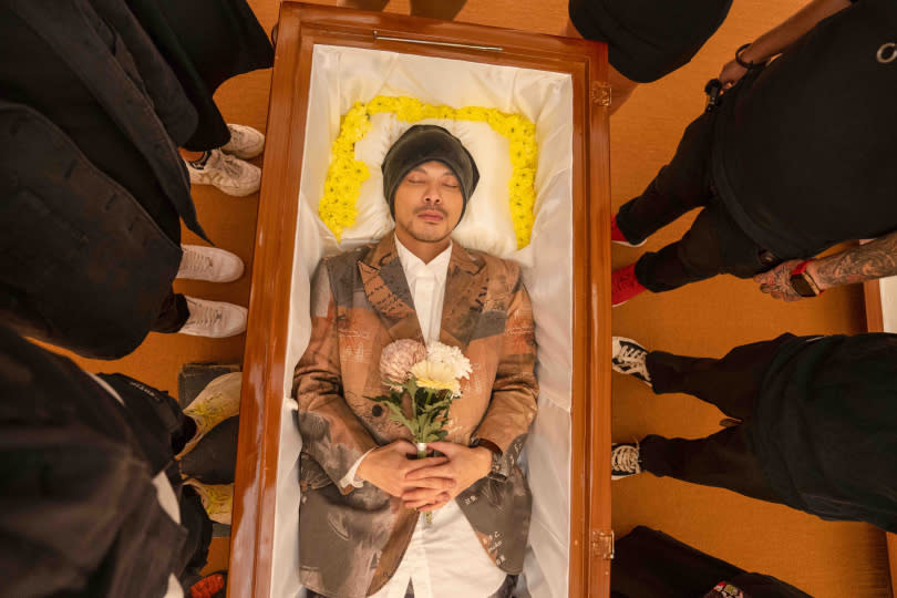 黃明志在新歌MV以往生者身份出演，以死者視角參與葬禮全程。（圖／亞洲通文創提供）