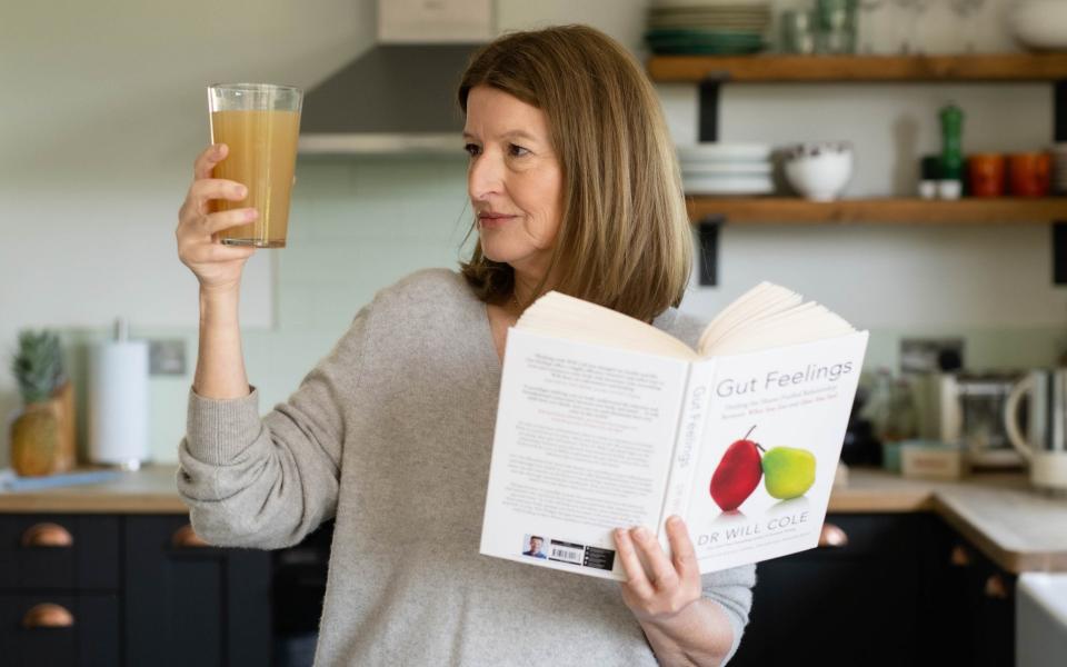 Después de un almuerzo de caldo de huesos, Kath cocinó recetas para la cena del libro Gut Feelings del Dr. Will Cole - John Nguyen