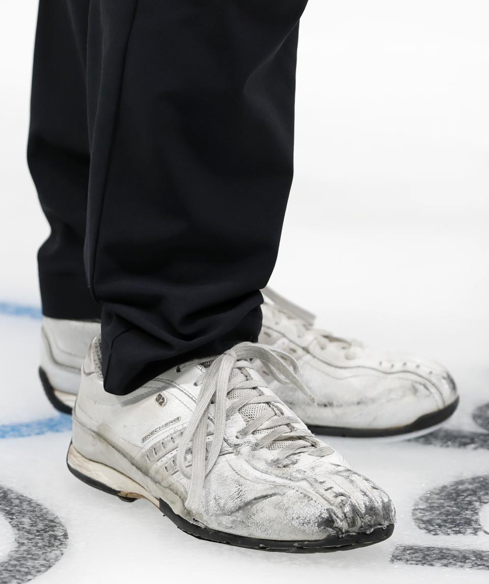 Los zapatos de Tyler George, en plena prueba en los Juegos Olímipicos de Shoes worn by vice-skip Tyler George of the U.S. are seen during the game. REUTERS/Cathal McNaughton