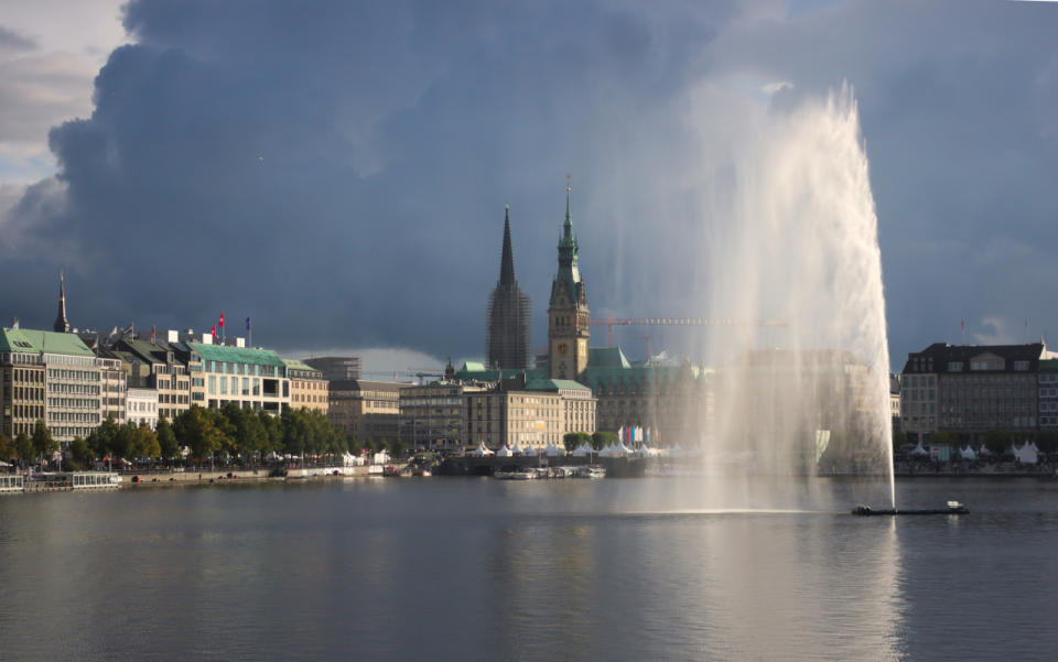 <p>Die Hafenstadt an der Elbe ist ein absoluter Blickfang und wird regelmäßig als Kulisse für deutsche Fernsehproduktionen verwendet. 1997 ließ sich sogar Pierce Brosnan alias James Bond kurz blicken. Für “Der Morgen stirbt nie" machte er die Mönckebergstraße dem Erdboden gleich und kletterte auf die Weltkugel des Hotel Atlantic. Weitere sehenswerte Hamburg-Filme sind Sönke Wortmanns “St. Pauli Nacht", “Bandits” mit Katja Riemann, der unter anderem auf der Köhlbrandbrücke spielt, und “Soul Kitchen”, eine wunderbare Hommage von Fatih Akin an seine Heimatstadt.</p>