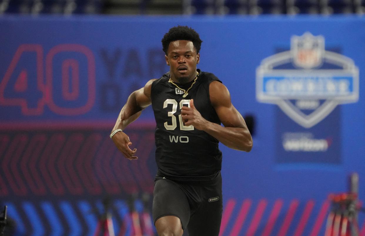 Mar 3, 2022; Indianapolis, IN, USA; Baylor wide receiver Tyquan Thornton (WO32) runs the 40-yard dash during the 2022 NFL Scouting Combine at Lucas Oil Stadium. Mandatory Credit: Kirby Lee-USA TODAY Sports
