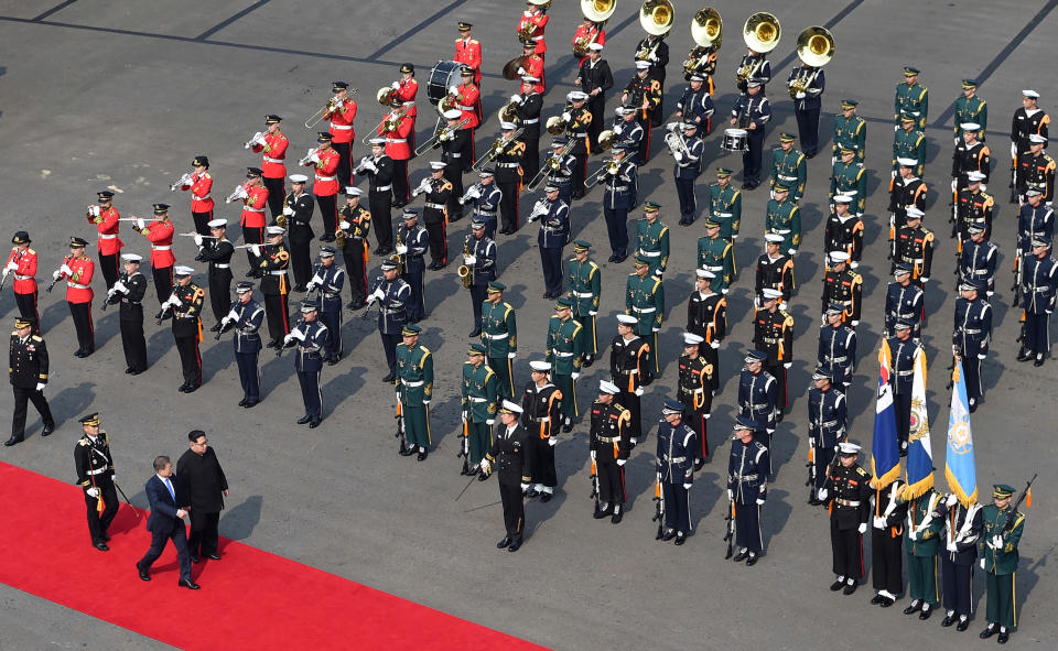 <p>North Korean leader Kim Jong Un, third from left, bottom, and South Korean President Moon Jae-in, second from left bottom, inspect an honor guard after Kim crossed the border into South Korea for their historic face-to-face talks, in Panmunjom Friday, April 27, 2018. (Photo: Korea Summit Press Pool via AP) </p>