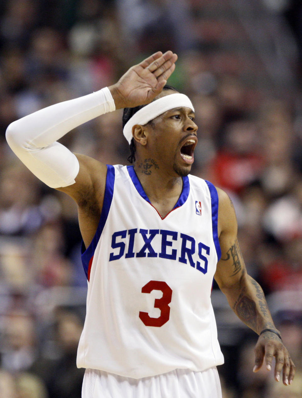 ARCHIVO - En imagen del 7 de diciembre de 2009, Allen Iverson, de los 76ers de Filadelfia, se dirige a sus compañeros en juego de NBA ante los Nuggets de Denver en Filadelfia. Nike canceló su plan de elaborar unos tenis que rindieran homenaje indirectamente a Iverson luego que el ex jugador cuestionó si la compañía podía usar su número de playera y los colores de los 76ers mientras él promociona a su rival Reebok. (Foto AP/Matt Slocum, archivo)