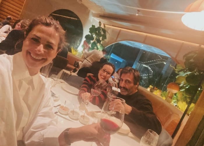 Nuria Roca cenando con su marido y su hermana