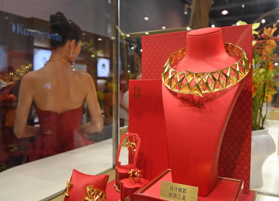 2023年9月20日，香港珠寶首飾展覽會上的設計師款時尚三金。（圖／新華社）