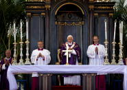 El Papa Benedicto XVI celebra una misa desde el púlpito instalado en la plaza de la Revolución, en La Habana, en el marco del último día de su visita oficial, este 28 de marzo. EFE/David Fernández