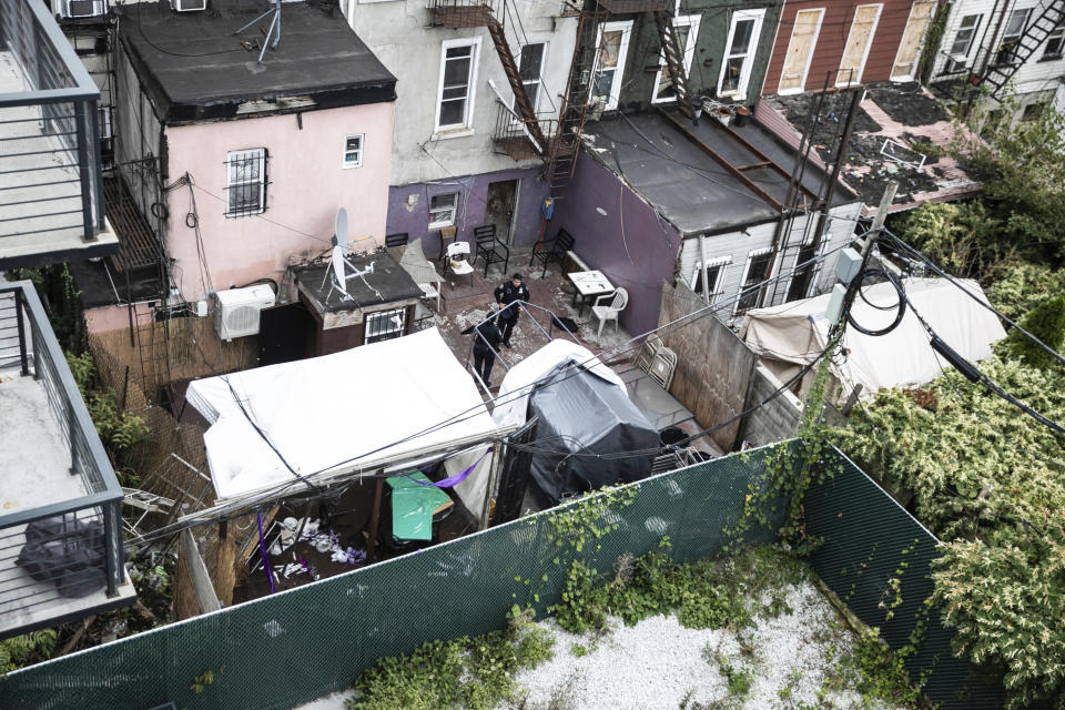 El Departamento de Policía de Nueva York investiga el lugar de un tiroteo en Brooklyn, Nueva York, el sábado 12 de octubre de 2019. (AP Foto/Jeenah Moon)