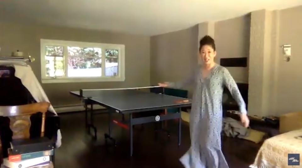 Sandra Oh shows off ping pong table