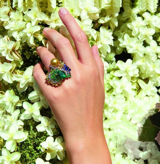 Une perle des mers du Sud alliée à des pierres multicolores. DIOR JOAILLERIE