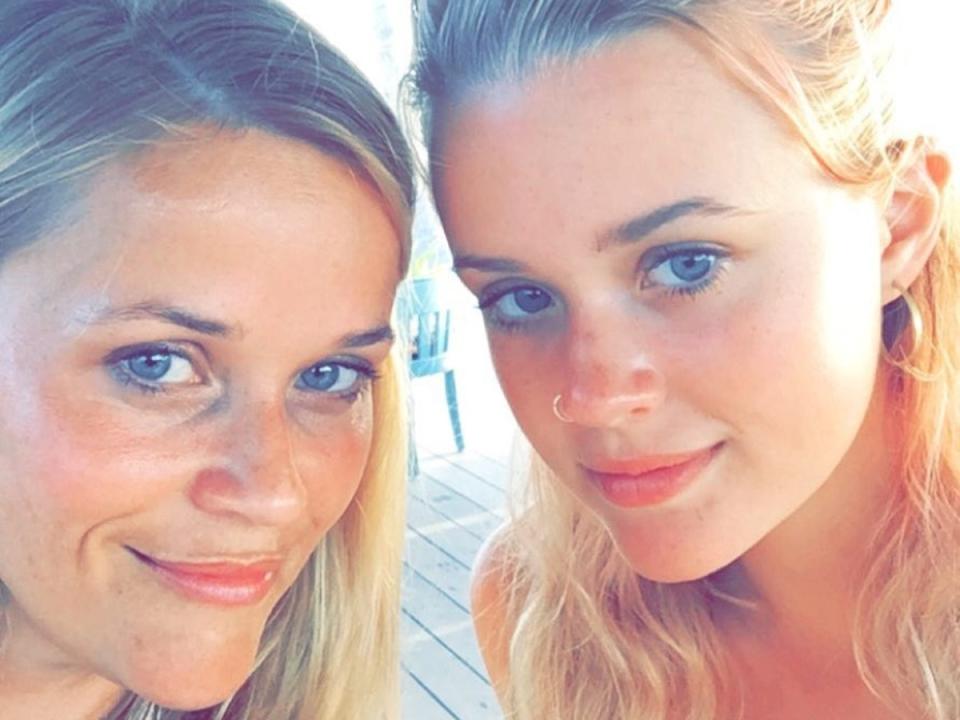 La hija de Reese Witherspoon y Ryan Phillippe guarda un gran parecido con su madre. Sin embargo, la actriz y su pequeña no son conscientes de ello. "A nosotras no nos lo parece", confesó la intérprete durante su paso por The Ellen DeGeneres Show en 2016. (Foto: Instagram / <a href="https://www.instagram.com/p/BHnLUxtAN0m/?taken-by=reesewitherspoon" rel="nofollow noopener" target="_blank" data-ylk="slk:@reesewitherspoon;elm:context_link;itc:0;sec:content-canvas" class="link ">@reesewitherspoon</a>)