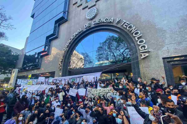 En septiembre pasado, estudiantes de posgrado llevaron a cabo una protesta frente a las instalaciones del Consejo Nacional de Humanidades, Ciencias y Tecnologías (Conahcyt) para exigir restitución de becas.