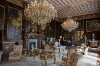 <p>Kronleuchter hängen in einem der Wohnzimmer der weitläufigen Villa über Lehnstühlen und Tischen. Die letzten privaten Besitzer, die Familie Marnier-Lapostolle, sind als Hersteller der Grand Marnier Liköre bekannt. </p>