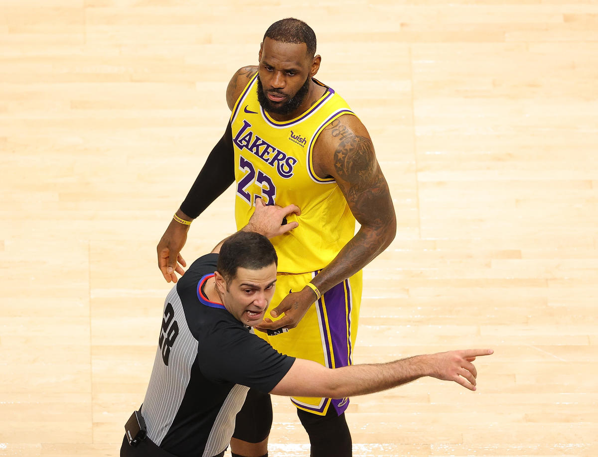 Maskless heckler ejected, goes on tirade after yelling at LeBron