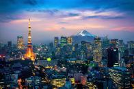 <p>Wo die Spitze des Berliner Fernsehturms endet, da hat der Tokyo Skytree sein Tembodeck - eine mehrstöckige Aussichtsplattform mit Cafés und Shops. Insgesamt ragt der japanische Fernsehturm 634 Meter in die Höhe und ist damit das dritthöchste Bauwerk der Welt. (Bild: iStock/tawatchaiprakobkit)</p> 