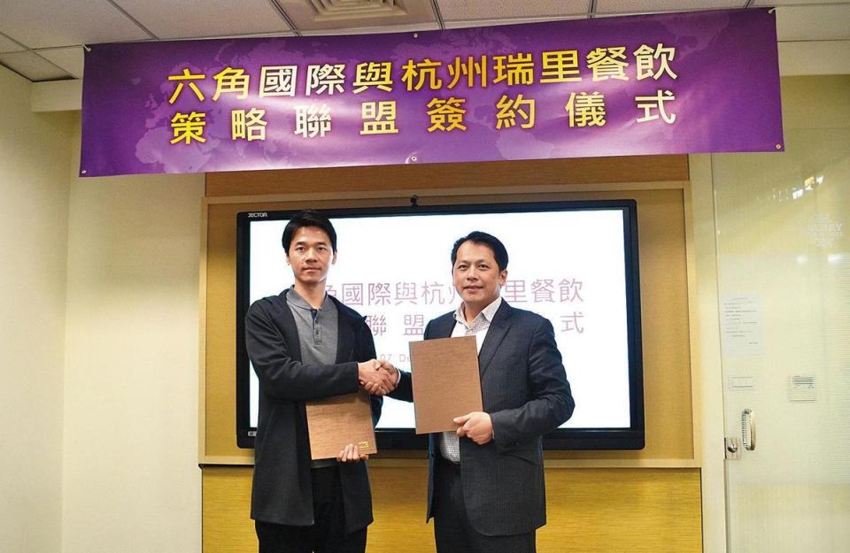 王耀輝（右）與中國瑞里集團董事長林廷陽（左）都來自高雄，六角國際間接入主瑞里，藉此重返大陸市場。（六角國際提供）