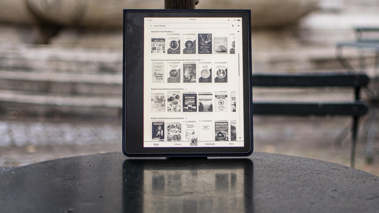  Amazon Kindle Scribe e ink writing tablet. 