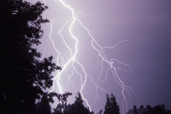 Lightning strikes leave hundreds of homes without power