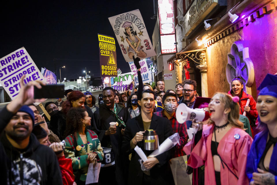 Bailarinas y sus simpatizantes durante una manifestación fuera de Star Garden, un club de estriptís en North Hollywood, California, el 5 de noviembre de 2022. (Jenna Schoenefeld/The New York Times).