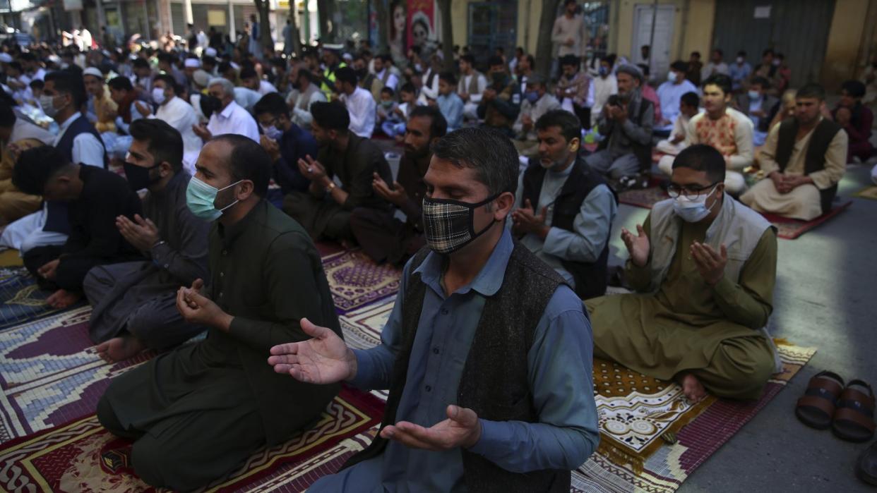 Männer beten am Fest des Fastenbrechens Eid-al Fitr vor einer Moschee in Kabul.