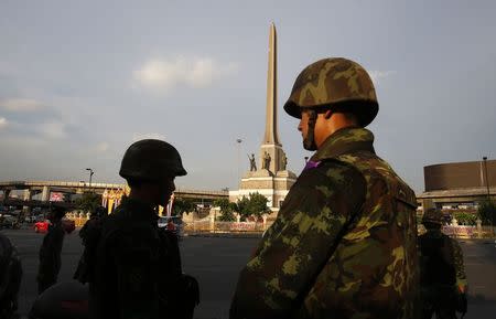 Soldiers stand guard at the vicinity of the Victory Monument in Bangkok June 2, 2014. REUTERS/Erik De Castro