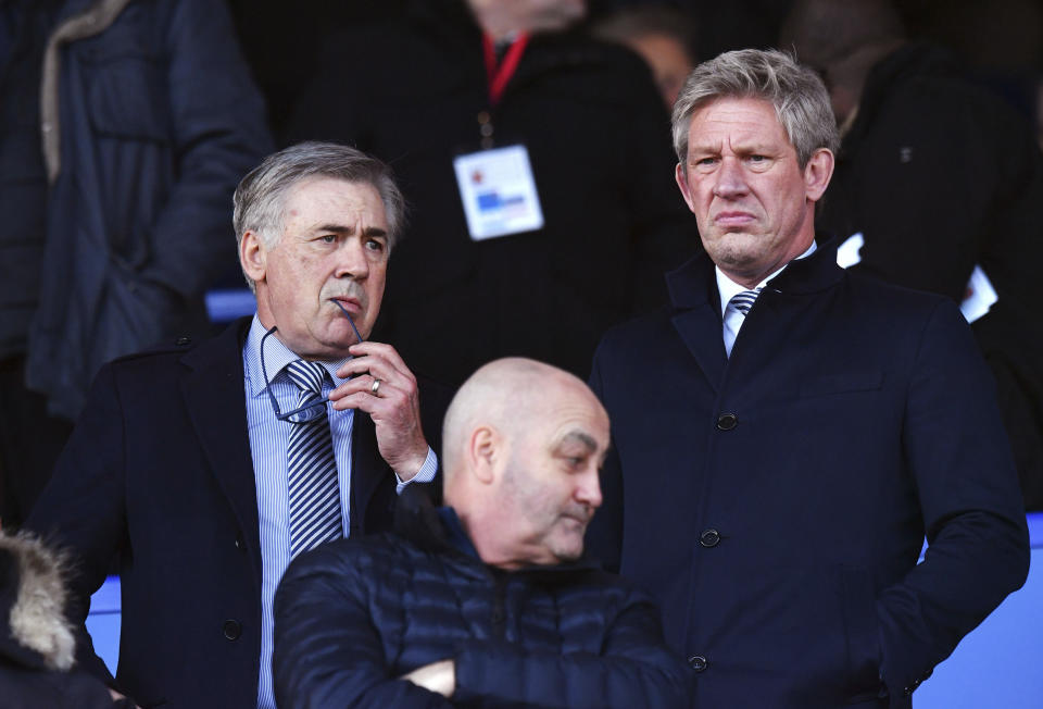 El nuevo director técnico del Everton, Carlo Ancelotti (izquierda) y el director de fútbol Marcel Brands en las gradas durante el partido de la Liga Premier inglesa entre Everton y Arsenal, en Liverpool, Inglaterra, el sábado 21 de diciembre de 2019. (Anthony Devlin/PA via AP)