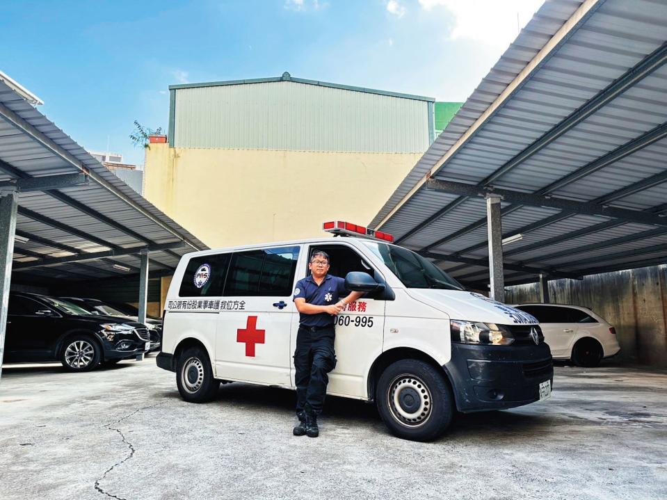 姜尚佑高中在健康中心當志工，開始接觸急救，現在是全方位救護車與應急整合服務2間公司的老闆。（姜尚佑提供）
