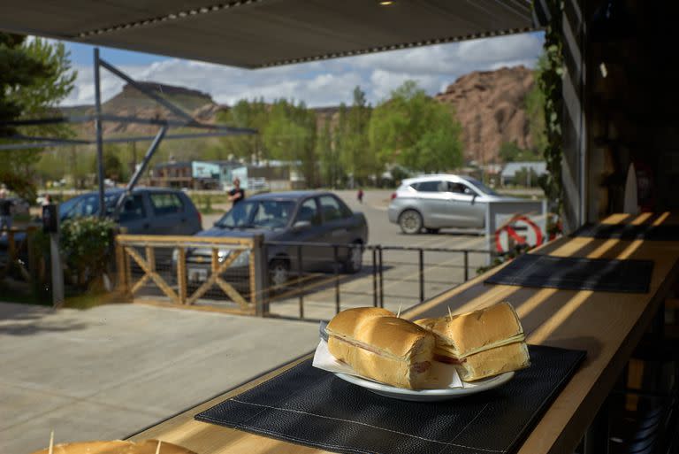 El sándwich de crudo y queso puede salir en distintos panes